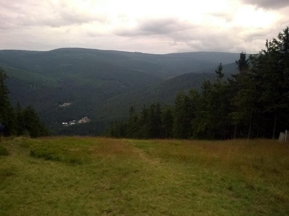 Výhled z Čertovy hory na Krkonoše