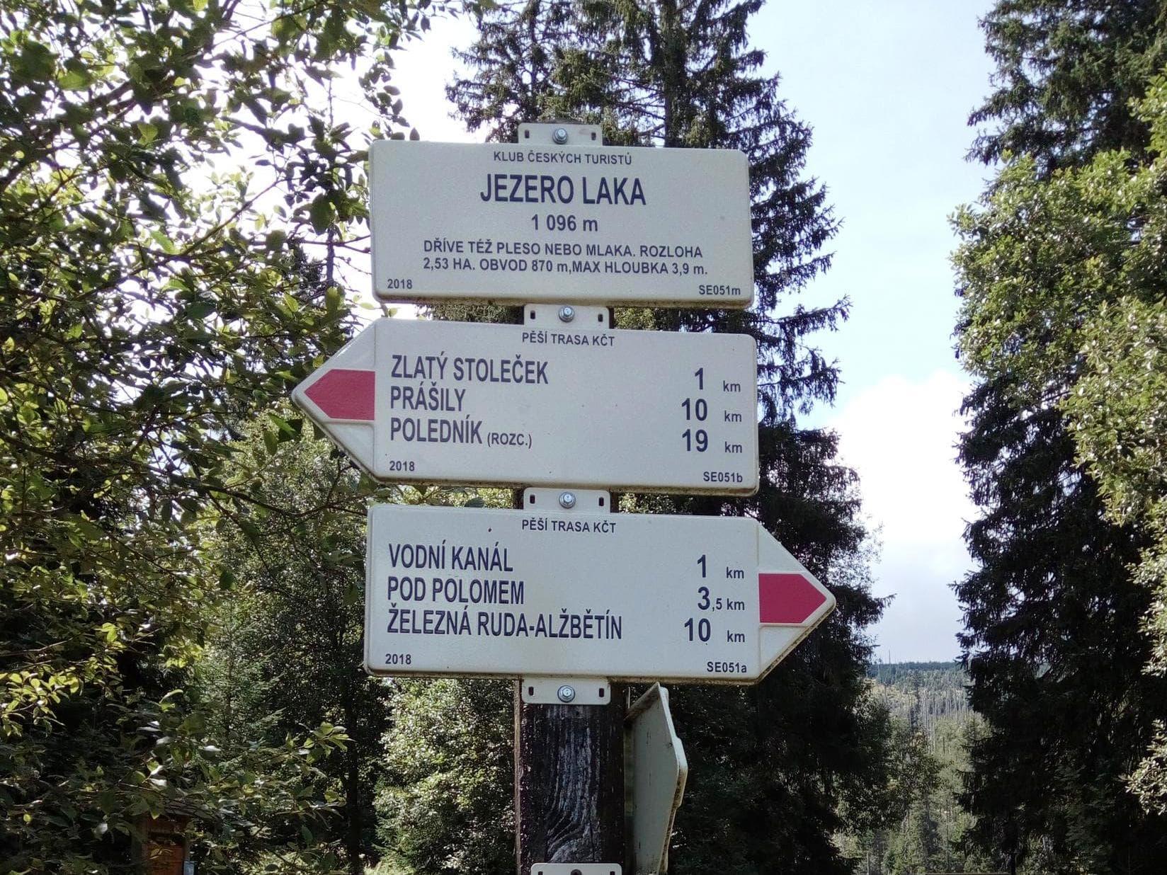 Turistická cedule - jezero Laka
