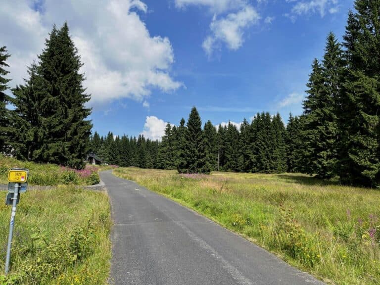 Na kole z Tanvaldského Špičáku na protrženou přehradu přes Mariánskohorské Boudy