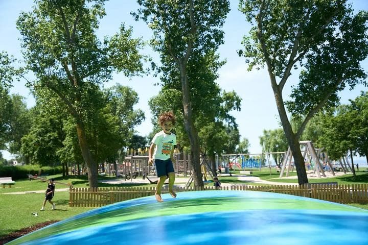 Koupání a zábava u Neziderského jezera