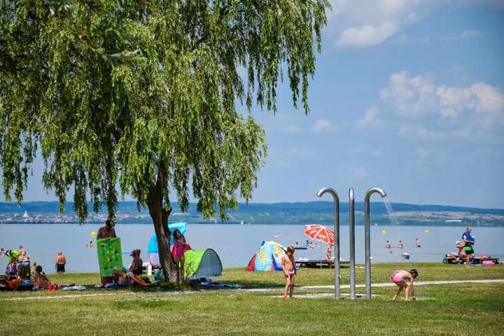 Koupání a zábava u Neziderského jezera