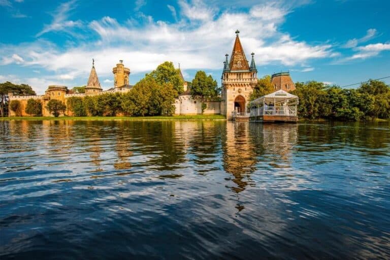 Kouzelný zámek Franzensburg, čokoládovna a město Baden