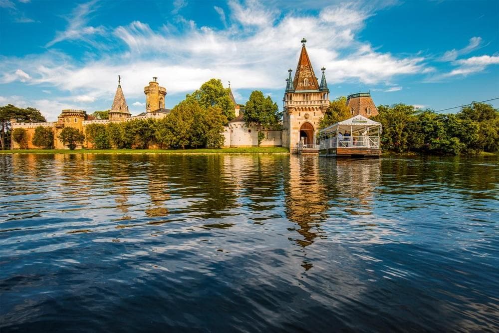 Kouzelný zámek Franzensburg, čokoládovna a město Baden