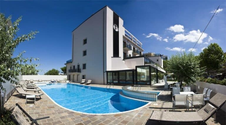 Hotel Ferretti Beach