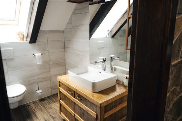 DOVOLENÁ S PŘÍCHUTÍ WHISKY – NESTVILLE APARTMENTS – Hniezdne