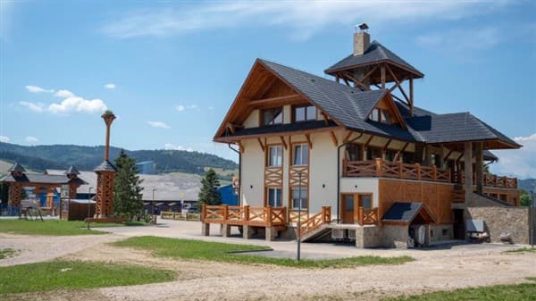 DOVOLENÁ S PŘÍCHUTÍ WHISKY – NESTVILLE APARTMENTS – Hniezdne