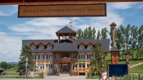 DOVOLENÁ S PŘÍCHUTÍ WHISKY – NESTVILLE APARTMENTS – Hniezdne