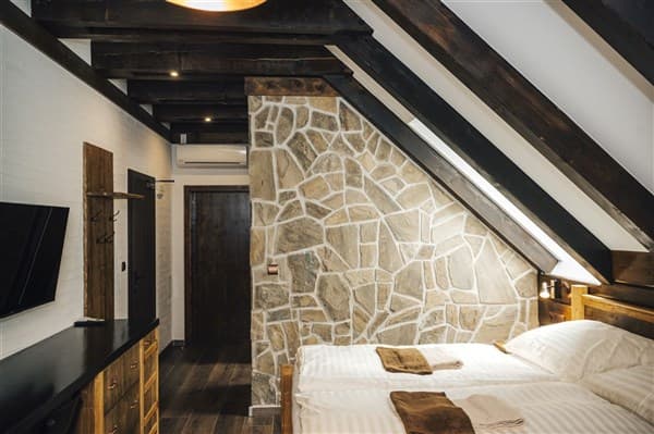 DOVOLENÁ S PŘÍCHUTÍ WHISKY – NESTVILLE APARTMENTS – Hniezdne