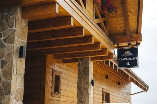 DOVOLENÁ S PŘÍCHUTÍ WHISKY – NESTVILLE APARTMENTS – Hniezdne