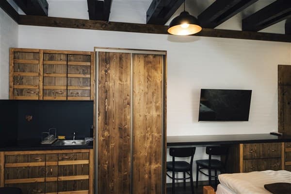 DOVOLENÁ S PŘÍCHUTÍ WHISKY – NESTVILLE APARTMENTS – Hniezdne