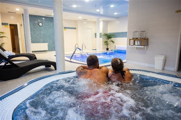 PYTLOUN WELLNESS HOTEL HASIŠTEJN – Místo