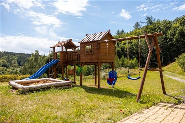 PYTLOUN WELLNESS HOTEL HASIŠTEJN – Místo