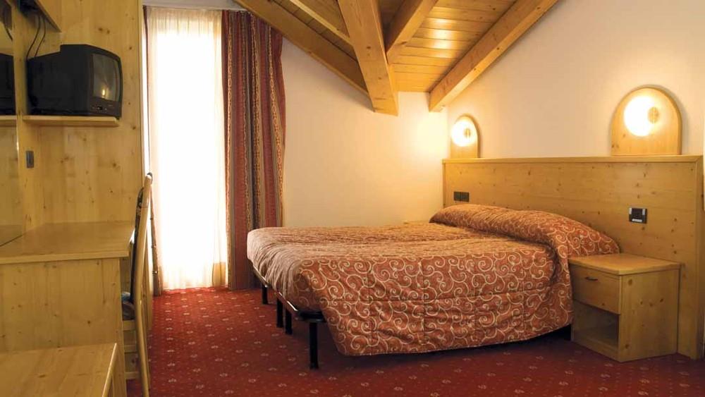 6denní zájezd (denní přejezd) s polopenzí a skipasem v ceně – hotely různé Passo Tonale a okolí