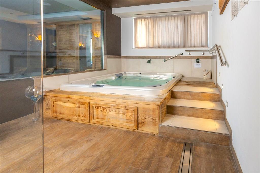 6denní zájezd (denní přejezd) s dopravou, polopenzí a skipasem ceně – hotel La Bussola