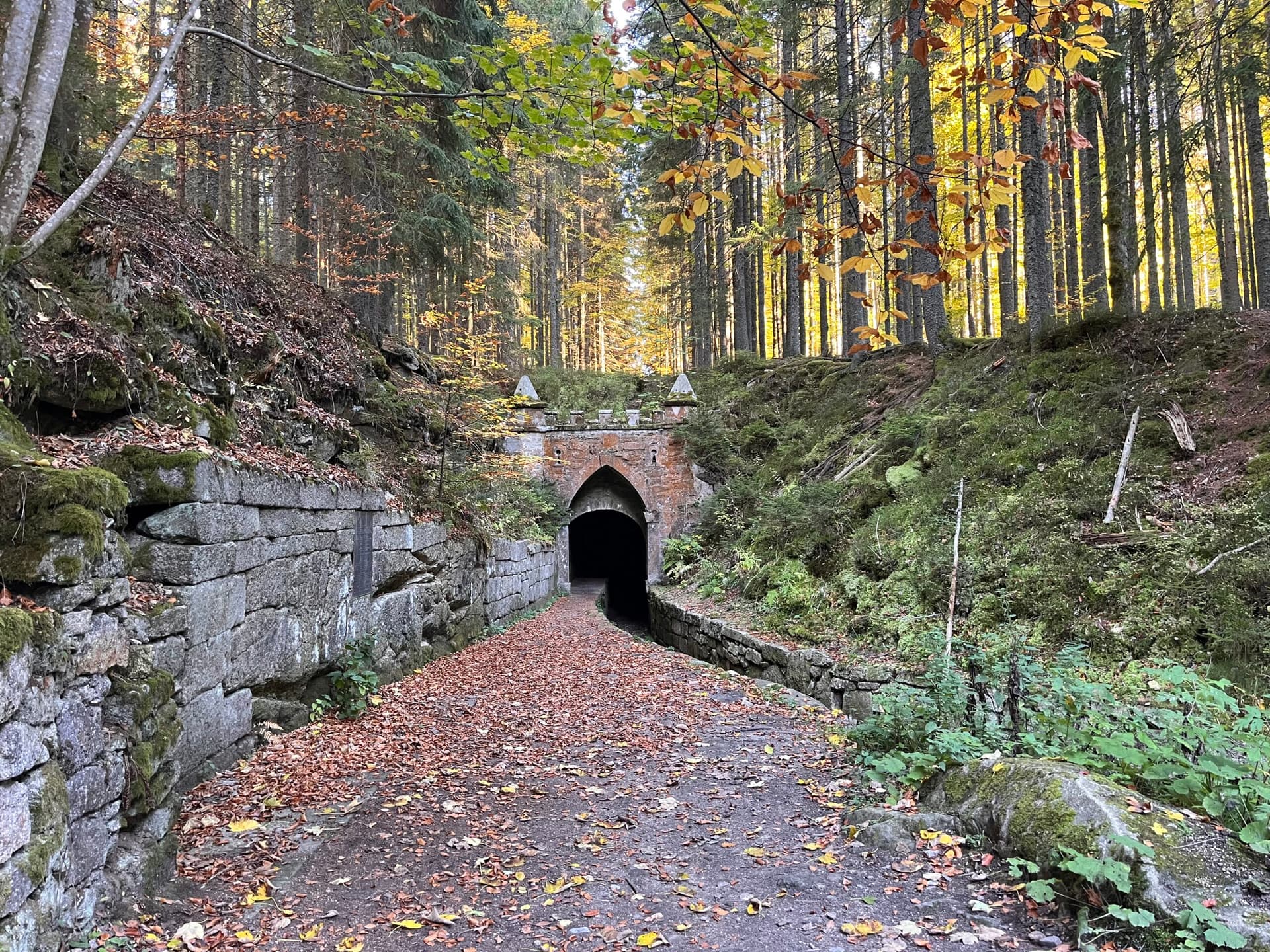 Cyklookruh z Nové Pece po stopách plavebního kanálu k tunelu u Jeleních vrchů (27,5 km)