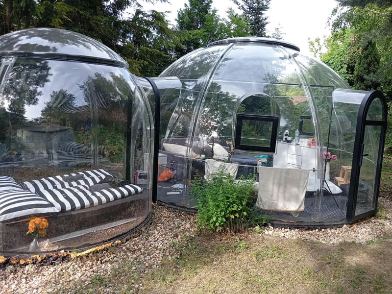 Noc pod hvězdami v průhledné bublině nedaleko Prahy