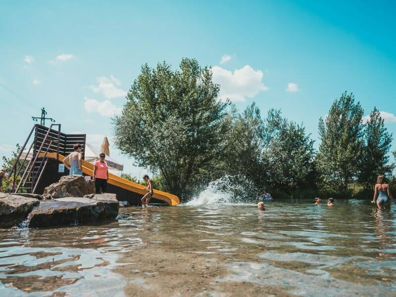 Glampingový pobyt na Slovácku: Posed u trati