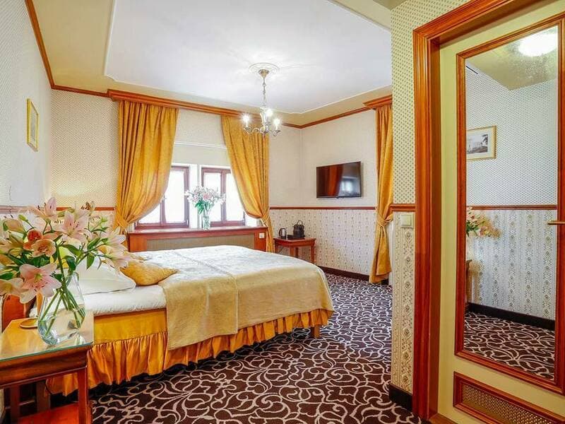 Noc na zámku Chateau St. Havel + 6chodové menu pro 2, Praha