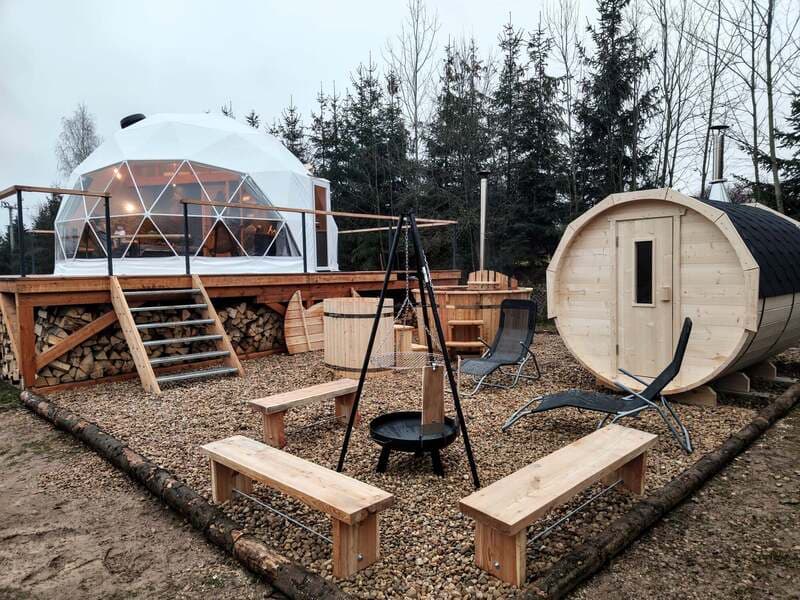 Romantický glamping s wellness a adrenalinem v Krkonoších