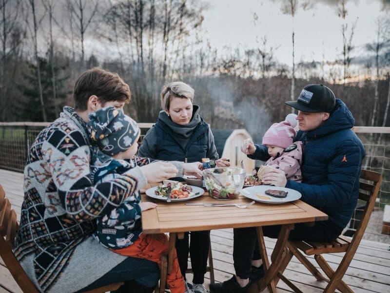 Romantický glamping s wellness a adrenalinem v Krkonoších