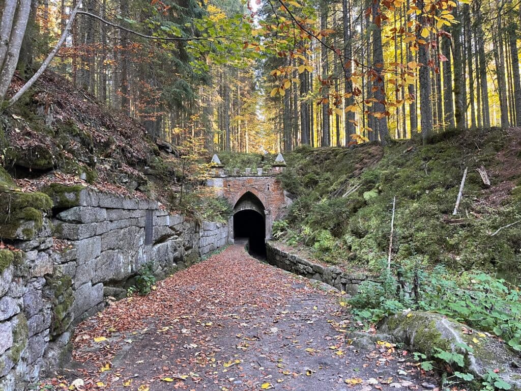 Cyklookruh z Nové Pece po stopách plavebního kanálu k tunelu u Jeleních vrchů (27,5 km)