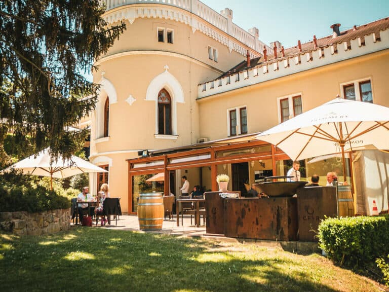 Noc na zámku Chateau St. Havel + 6chodové menu pro 2, Praha